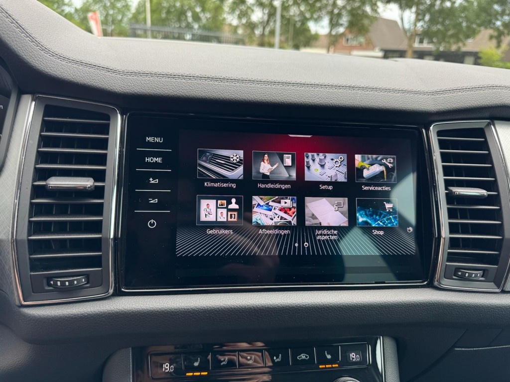 Škoda Kodiaq Skoda Kodiaq 1.5 TSI TOUR editie Carplay Stoelverwarming Deurbeschermers ACC Zonnescherm erg vol!