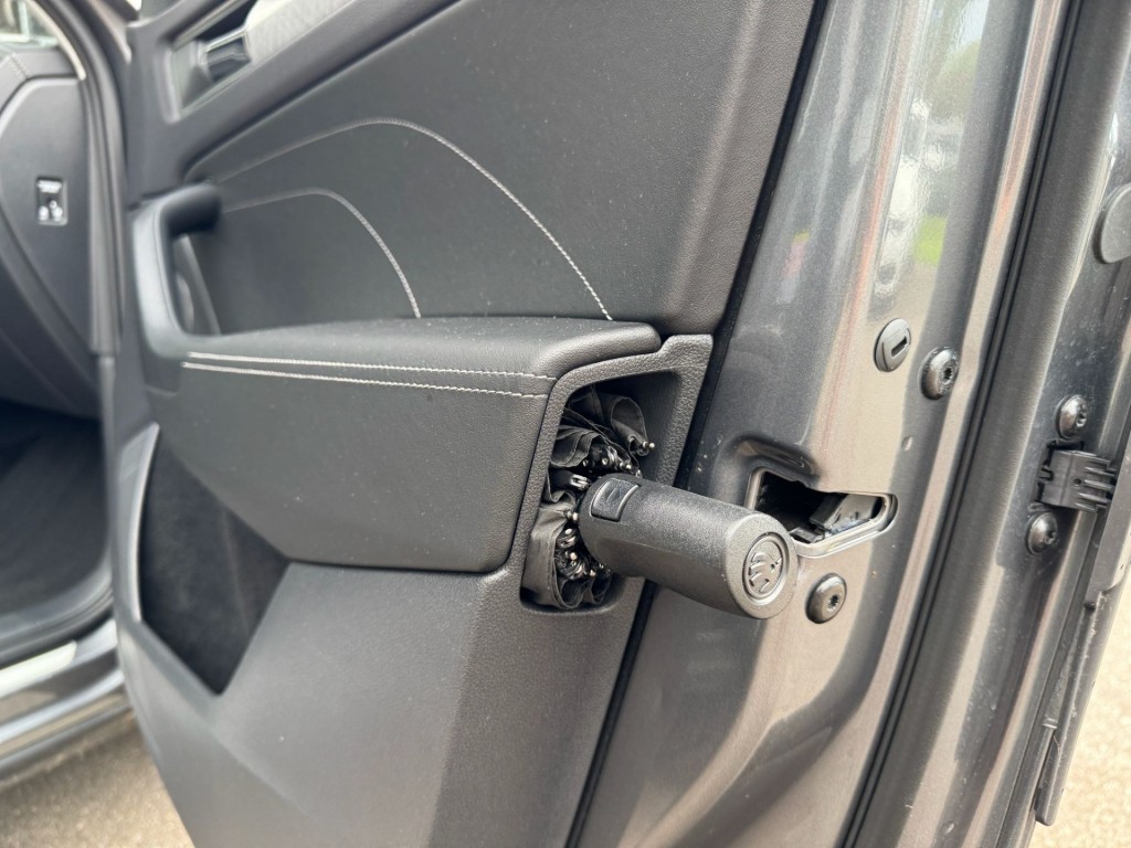 Škoda Kodiaq Skoda Kodiaq 1.5 TSI TOUR editie Carplay Stoelverwarming Deurbeschermers ACC Zonnescherm erg vol!