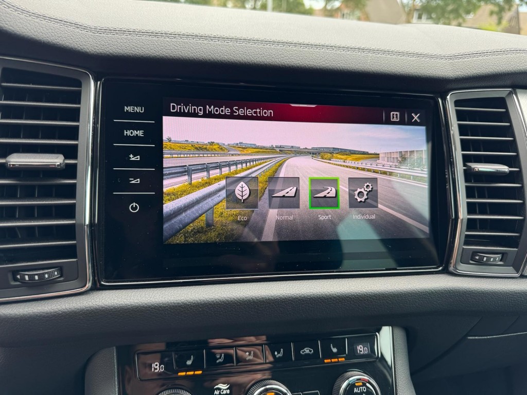 Škoda Kodiaq Skoda Kodiaq 1.5 TSI TOUR editie Carplay Stoelverwarming Deurbeschermers ACC Zonnescherm erg vol!