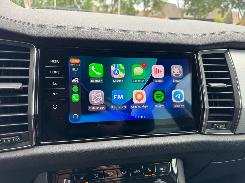 Škoda Kodiaq Skoda Kodiaq 1.5 TSI TOUR editie Carplay Stoelverwarming Deurbeschermers ACC Zonnescherm erg vol!