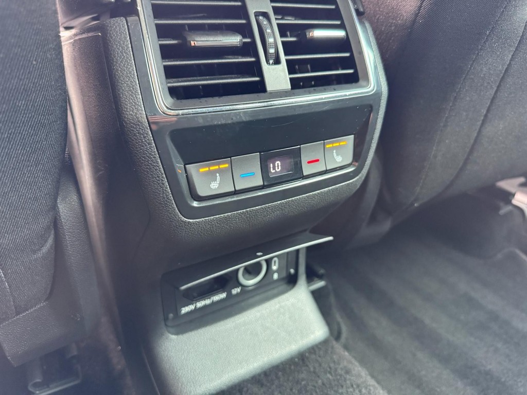 Škoda Kodiaq Skoda Kodiaq 1.5 TSI TOUR editie Carplay Stoelverwarming Deurbeschermers ACC Zonnescherm erg vol!