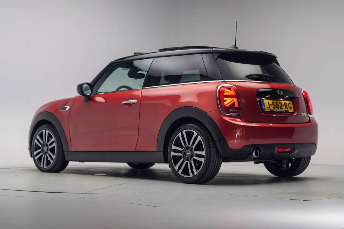 MINI Cooper Mini Cooper 1.5 Cooper Summer Red Edition Aut. [ Panorama LED Head-up Leder ]
