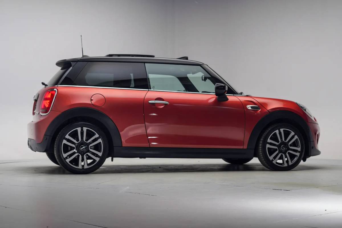 MINI Cooper Mini Cooper 1.5 Cooper Summer Red Edition Aut. [ Panorama LED Head-up Leder ]