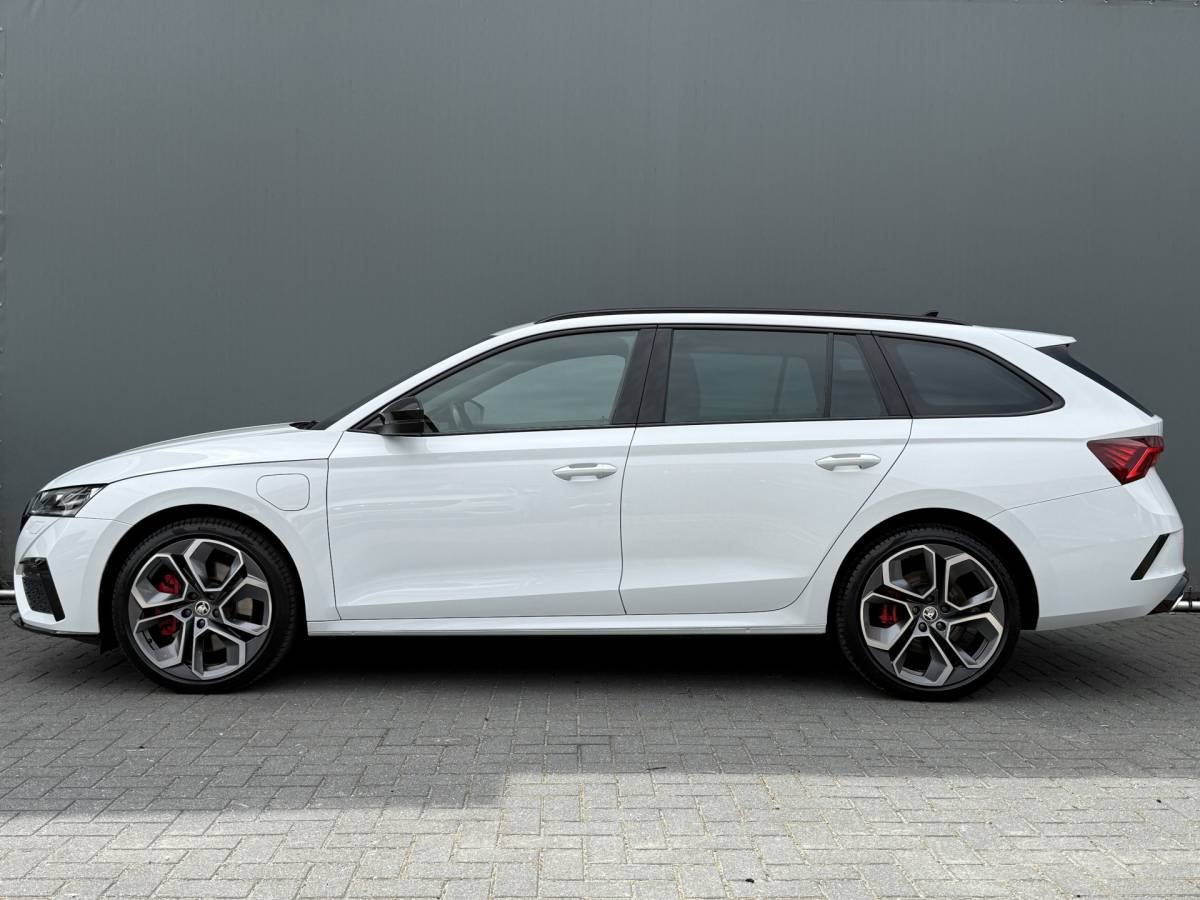 Škoda Octavia ŠKODA Octavia Combi BWJ 2023 1.4 TSI iV PHEV 225PK  Sportline Business FULL LED | HALF LEDER | ELEKTR. STOELEN | KEYLESS | ADAPTIVE CRUISE | STOELVERW. | ELEKTR. ACHTERKLEP | CARPLAY + ANDROID | NAVI | CLIMA | CRUISE | LMV | PDC