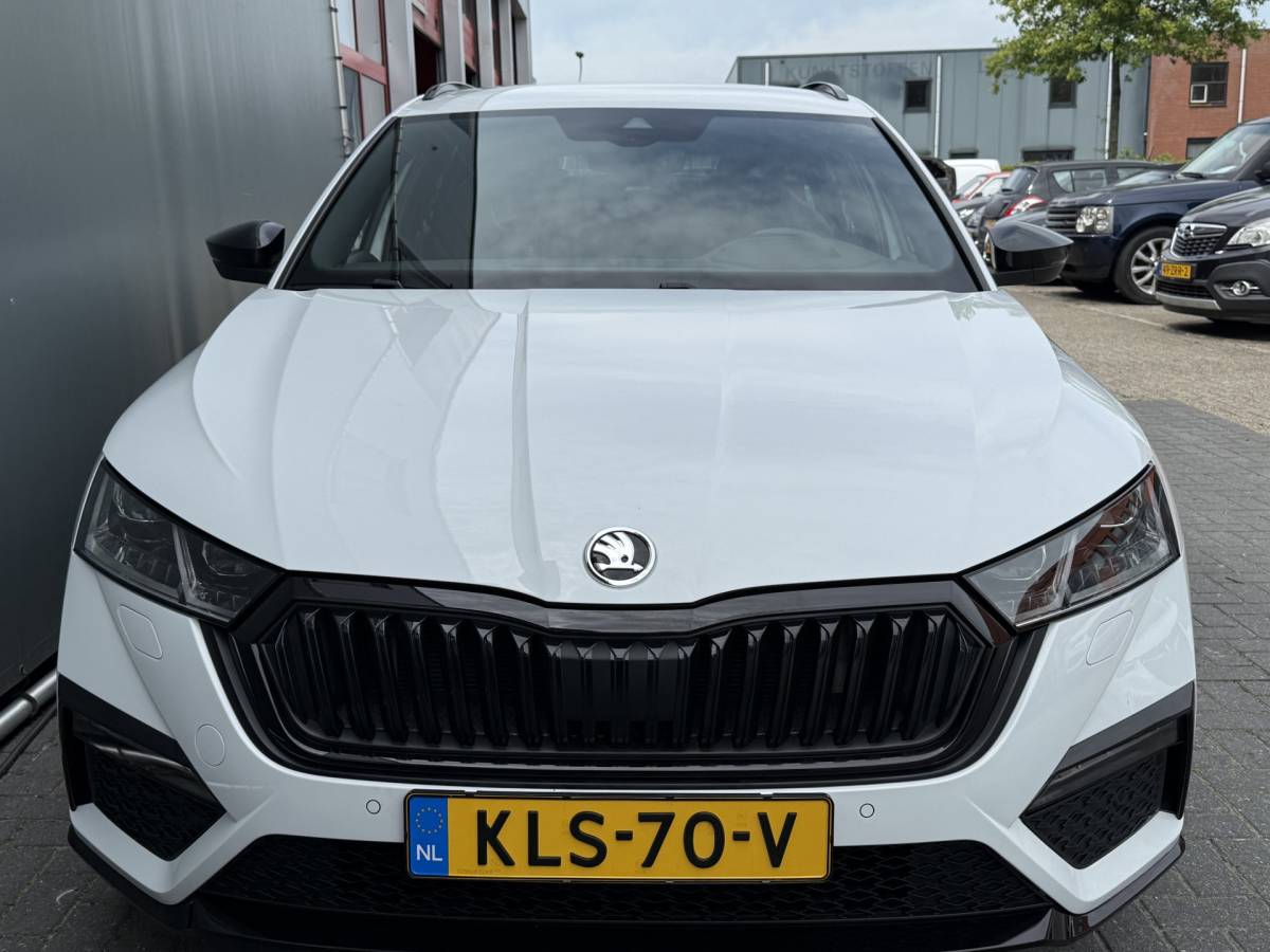 Škoda Octavia ŠKODA Octavia Combi BWJ 2023 1.4 TSI iV PHEV 225PK  Sportline Business FULL LED | HALF LEDER | ELEKTR. STOELEN | KEYLESS | ADAPTIVE CRUISE | STOELVERW. | ELEKTR. ACHTERKLEP | CARPLAY + ANDROID | NAVI | CLIMA | CRUISE | LMV | PDC
