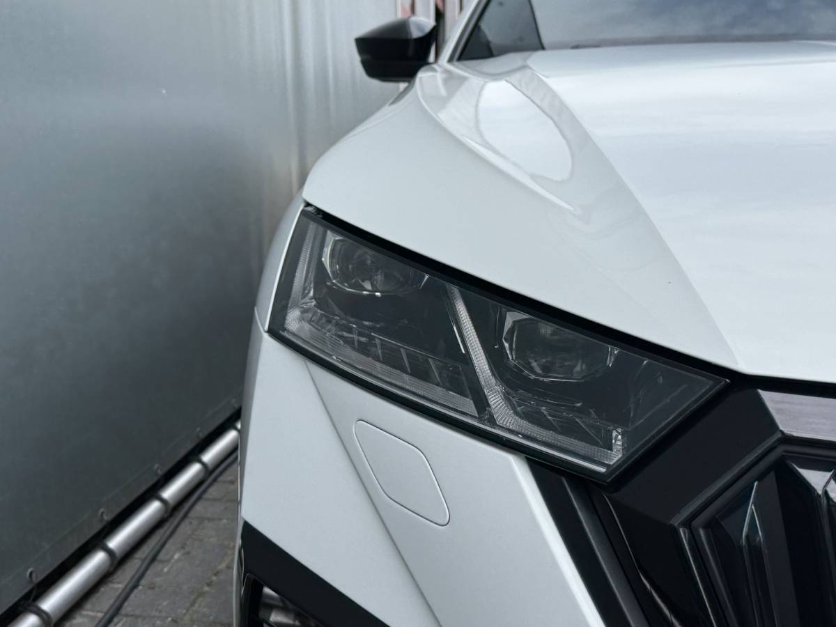 Škoda Octavia ŠKODA Octavia Combi BWJ 2023 1.4 TSI iV PHEV 225PK  Sportline Business FULL LED | HALF LEDER | ELEKTR. STOELEN | KEYLESS | ADAPTIVE CRUISE | STOELVERW. | ELEKTR. ACHTERKLEP | CARPLAY + ANDROID | NAVI | CLIMA | CRUISE | LMV | PDC