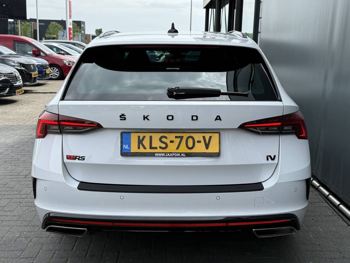 Škoda Octavia ŠKODA Octavia Combi BWJ 2023 1.4 TSI iV PHEV 225PK  Sportline Business FULL LED | HALF LEDER | ELEKTR. STOELEN | KEYLESS | ADAPTIVE CRUISE | STOELVERW. | ELEKTR. ACHTERKLEP | CARPLAY + ANDROID | NAVI | CLIMA | CRUISE | LMV | PDC