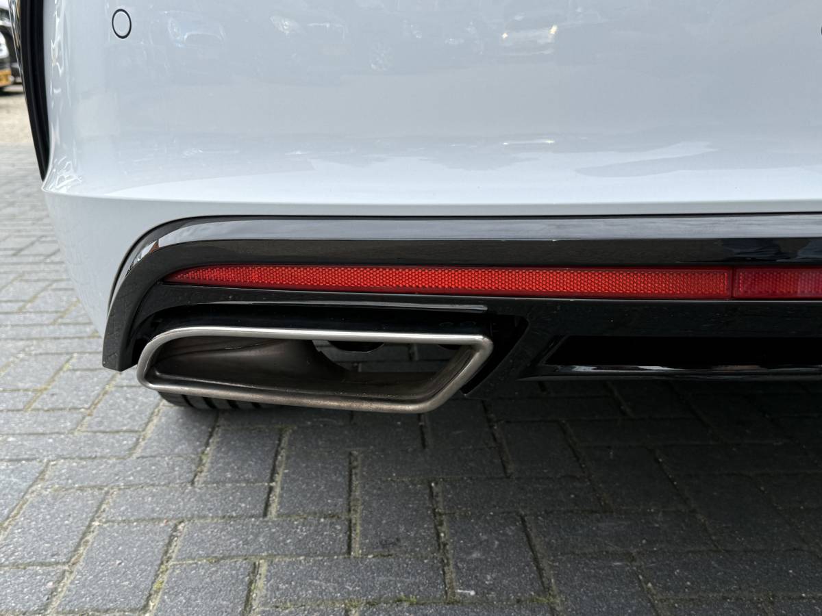 Škoda Octavia ŠKODA Octavia Combi BWJ 2023 1.4 TSI iV PHEV 225PK  Sportline Business FULL LED | HALF LEDER | ELEKTR. STOELEN | KEYLESS | ADAPTIVE CRUISE | STOELVERW. | ELEKTR. ACHTERKLEP | CARPLAY + ANDROID | NAVI | CLIMA | CRUISE | LMV | PDC
