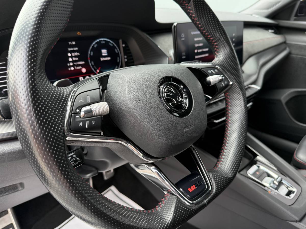 Škoda Octavia ŠKODA Octavia Combi BWJ 2023 1.4 TSI iV PHEV 225PK  Sportline Business FULL LED | HALF LEDER | ELEKTR. STOELEN | KEYLESS | ADAPTIVE CRUISE | STOELVERW. | ELEKTR. ACHTERKLEP | CARPLAY + ANDROID | NAVI | CLIMA | CRUISE | LMV | PDC