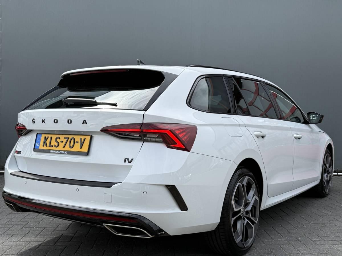 Škoda Octavia ŠKODA Octavia Combi BWJ 2023 1.4 TSI iV PHEV 225PK  Sportline Business FULL LED | HALF LEDER | ELEKTR. STOELEN | KEYLESS | ADAPTIVE CRUISE | STOELVERW. | ELEKTR. ACHTERKLEP | CARPLAY + ANDROID | NAVI | CLIMA | CRUISE | LMV | PDC