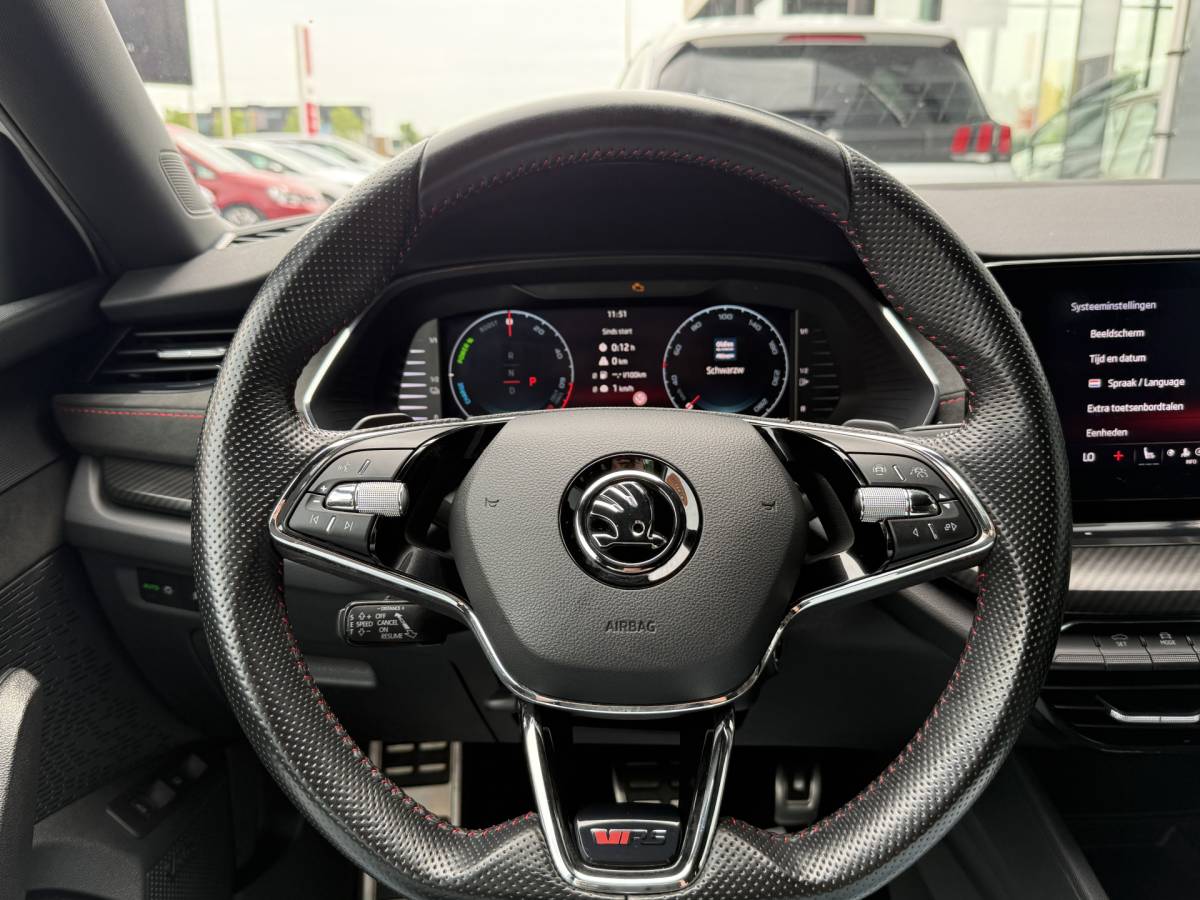 Škoda Octavia ŠKODA Octavia Combi BWJ 2023 1.4 TSI iV PHEV 225PK  Sportline Business FULL LED | HALF LEDER | ELEKTR. STOELEN | KEYLESS | ADAPTIVE CRUISE | STOELVERW. | ELEKTR. ACHTERKLEP | CARPLAY + ANDROID | NAVI | CLIMA | CRUISE | LMV | PDC