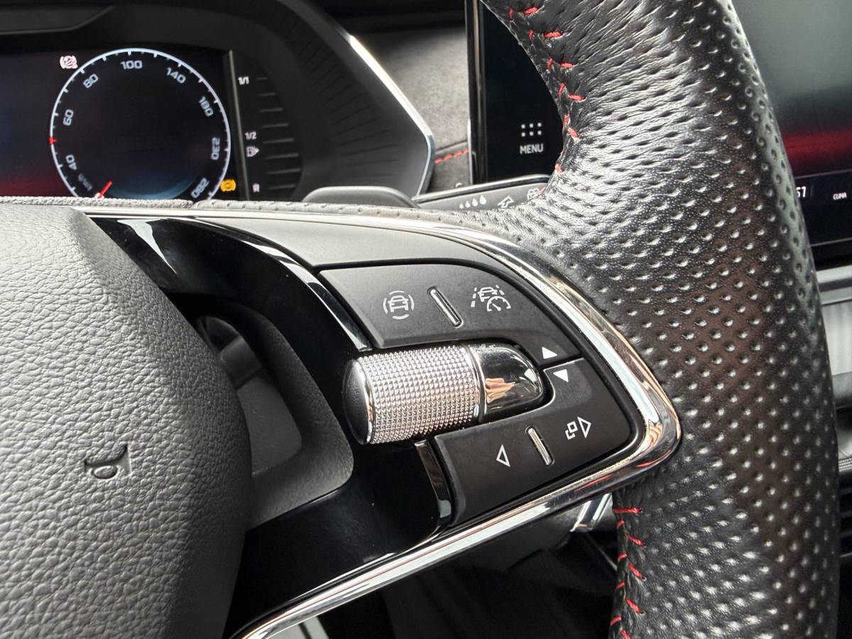 Škoda Octavia ŠKODA Octavia Combi BWJ 2023 1.4 TSI iV PHEV 225PK  Sportline Business FULL LED | HALF LEDER | ELEKTR. STOELEN | KEYLESS | ADAPTIVE CRUISE | STOELVERW. | ELEKTR. ACHTERKLEP | CARPLAY + ANDROID | NAVI | CLIMA | CRUISE | LMV | PDC