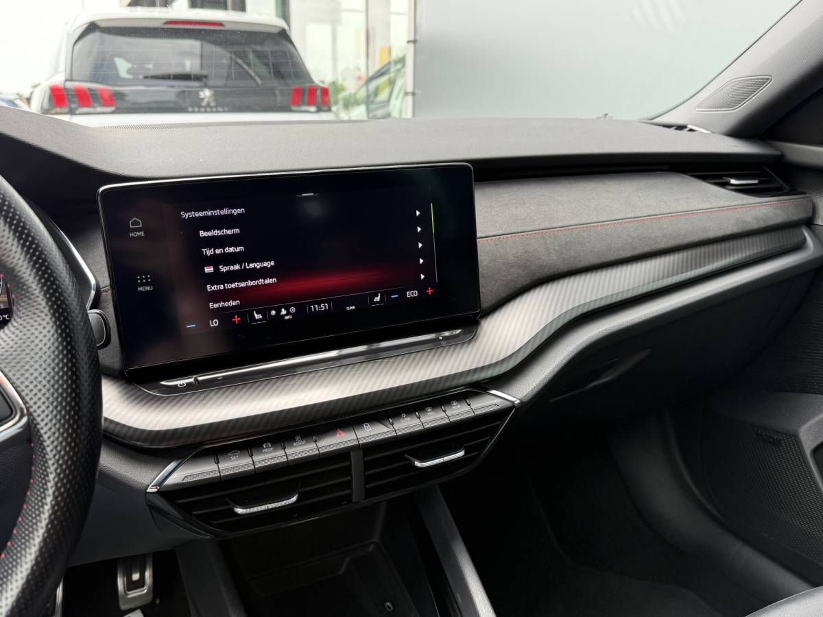 Škoda Octavia ŠKODA Octavia Combi BWJ 2023 1.4 TSI iV PHEV 225PK  Sportline Business FULL LED | HALF LEDER | ELEKTR. STOELEN | KEYLESS | ADAPTIVE CRUISE | STOELVERW. | ELEKTR. ACHTERKLEP | CARPLAY + ANDROID | NAVI | CLIMA | CRUISE | LMV | PDC