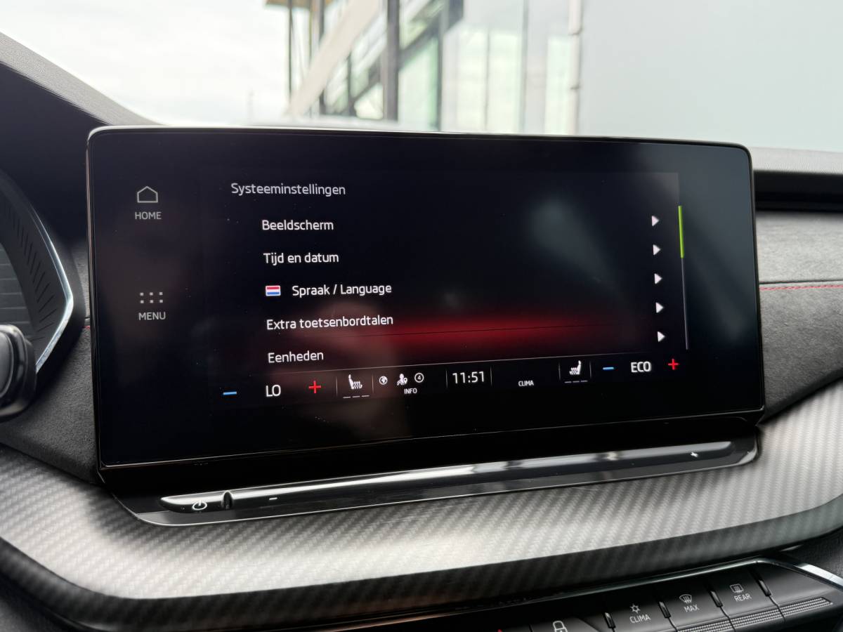 Škoda Octavia ŠKODA Octavia Combi BWJ 2023 1.4 TSI iV PHEV 225PK  Sportline Business FULL LED | HALF LEDER | ELEKTR. STOELEN | KEYLESS | ADAPTIVE CRUISE | STOELVERW. | ELEKTR. ACHTERKLEP | CARPLAY + ANDROID | NAVI | CLIMA | CRUISE | LMV | PDC