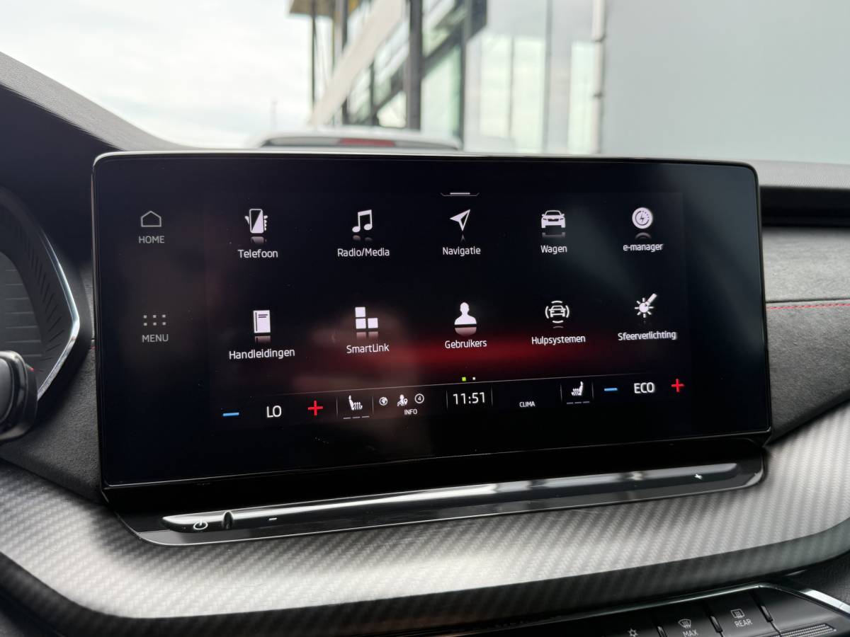 Škoda Octavia ŠKODA Octavia Combi BWJ 2023 1.4 TSI iV PHEV 225PK  Sportline Business FULL LED | HALF LEDER | ELEKTR. STOELEN | KEYLESS | ADAPTIVE CRUISE | STOELVERW. | ELEKTR. ACHTERKLEP | CARPLAY + ANDROID | NAVI | CLIMA | CRUISE | LMV | PDC