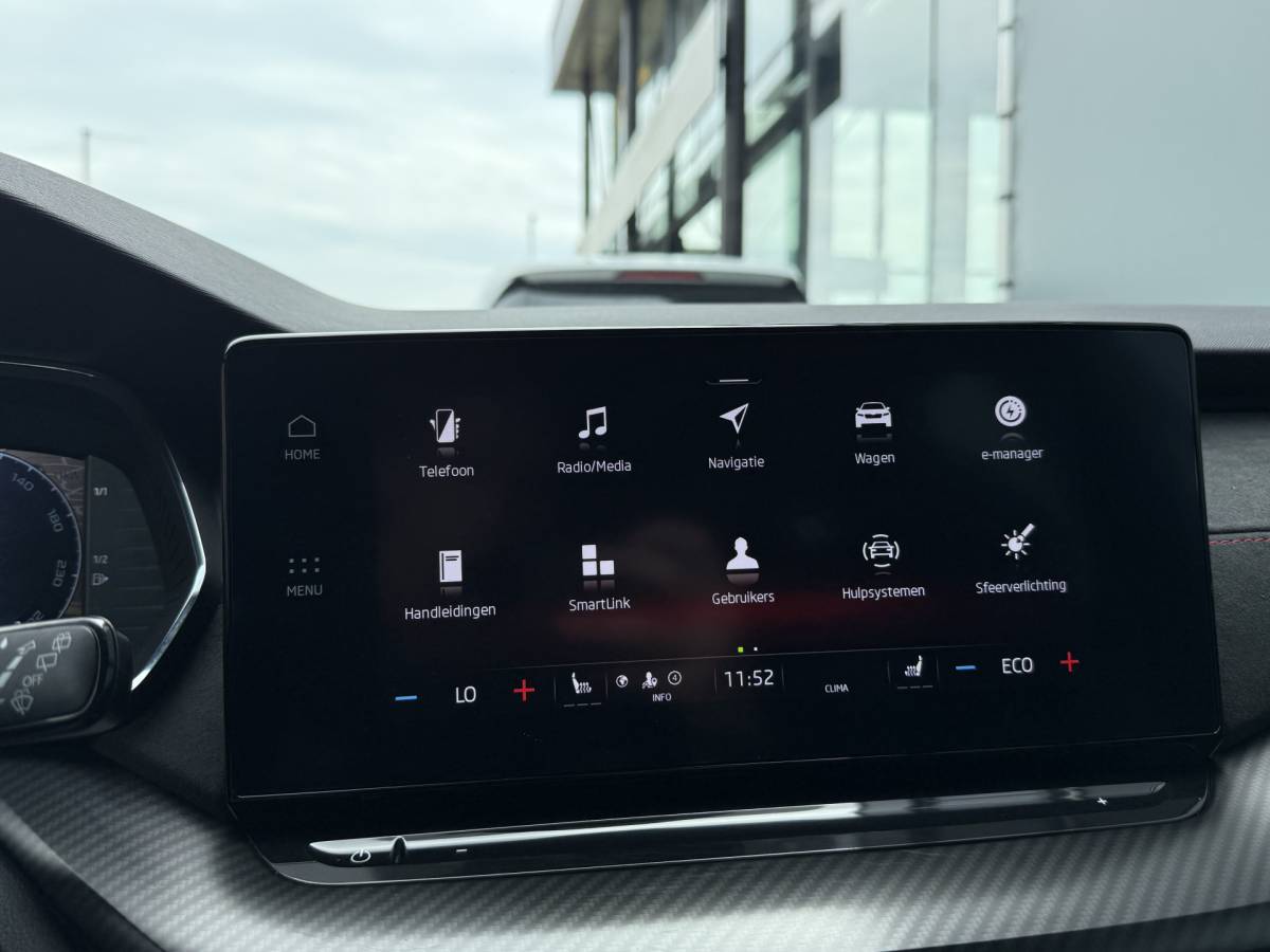 Škoda Octavia ŠKODA Octavia Combi BWJ 2023 1.4 TSI iV PHEV 225PK  Sportline Business FULL LED | HALF LEDER | ELEKTR. STOELEN | KEYLESS | ADAPTIVE CRUISE | STOELVERW. | ELEKTR. ACHTERKLEP | CARPLAY + ANDROID | NAVI | CLIMA | CRUISE | LMV | PDC