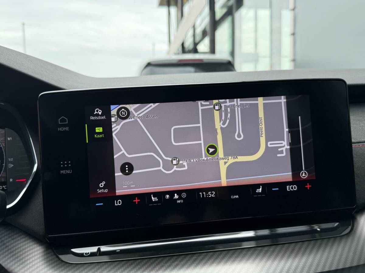 Škoda Octavia ŠKODA Octavia Combi BWJ 2023 1.4 TSI iV PHEV 225PK  Sportline Business FULL LED | HALF LEDER | ELEKTR. STOELEN | KEYLESS | ADAPTIVE CRUISE | STOELVERW. | ELEKTR. ACHTERKLEP | CARPLAY + ANDROID | NAVI | CLIMA | CRUISE | LMV | PDC