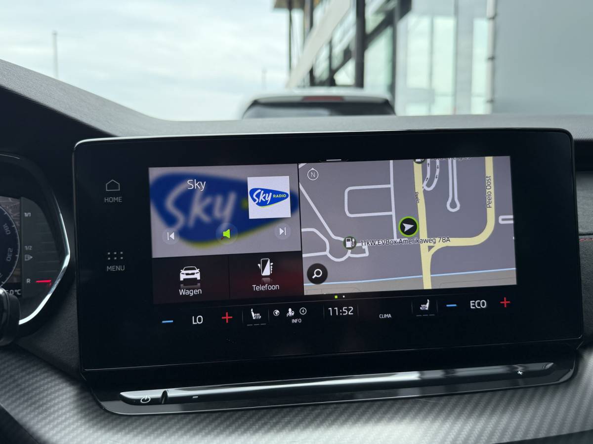 Škoda Octavia ŠKODA Octavia Combi BWJ 2023 1.4 TSI iV PHEV 225PK  Sportline Business FULL LED | HALF LEDER | ELEKTR. STOELEN | KEYLESS | ADAPTIVE CRUISE | STOELVERW. | ELEKTR. ACHTERKLEP | CARPLAY + ANDROID | NAVI | CLIMA | CRUISE | LMV | PDC