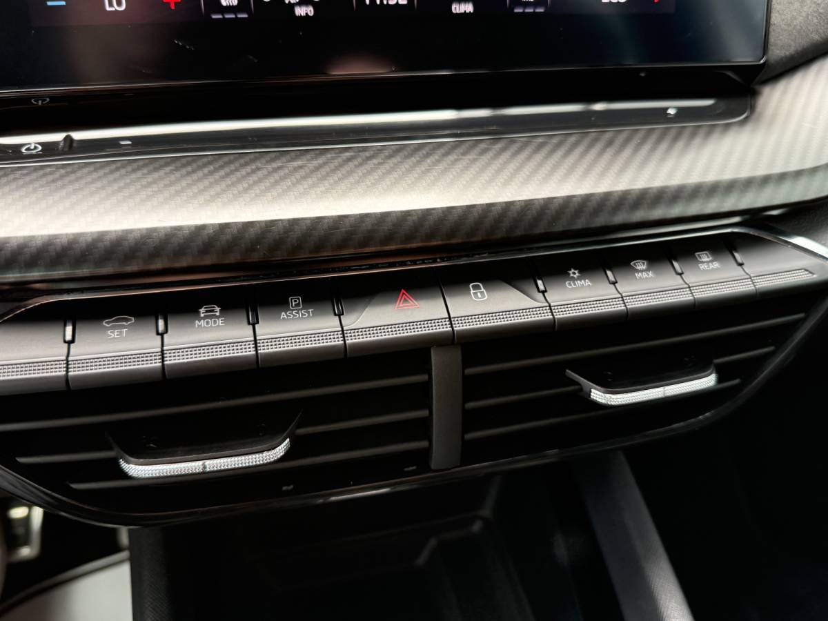 Škoda Octavia ŠKODA Octavia Combi BWJ 2023 1.4 TSI iV PHEV 225PK  Sportline Business FULL LED | HALF LEDER | ELEKTR. STOELEN | KEYLESS | ADAPTIVE CRUISE | STOELVERW. | ELEKTR. ACHTERKLEP | CARPLAY + ANDROID | NAVI | CLIMA | CRUISE | LMV | PDC