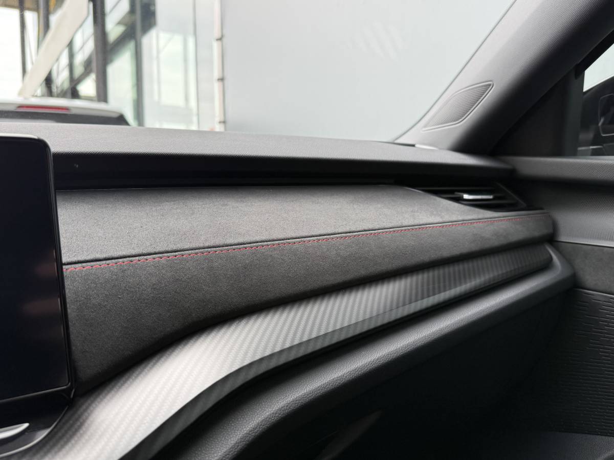 Škoda Octavia ŠKODA Octavia Combi BWJ 2023 1.4 TSI iV PHEV 225PK  Sportline Business FULL LED | HALF LEDER | ELEKTR. STOELEN | KEYLESS | ADAPTIVE CRUISE | STOELVERW. | ELEKTR. ACHTERKLEP | CARPLAY + ANDROID | NAVI | CLIMA | CRUISE | LMV | PDC