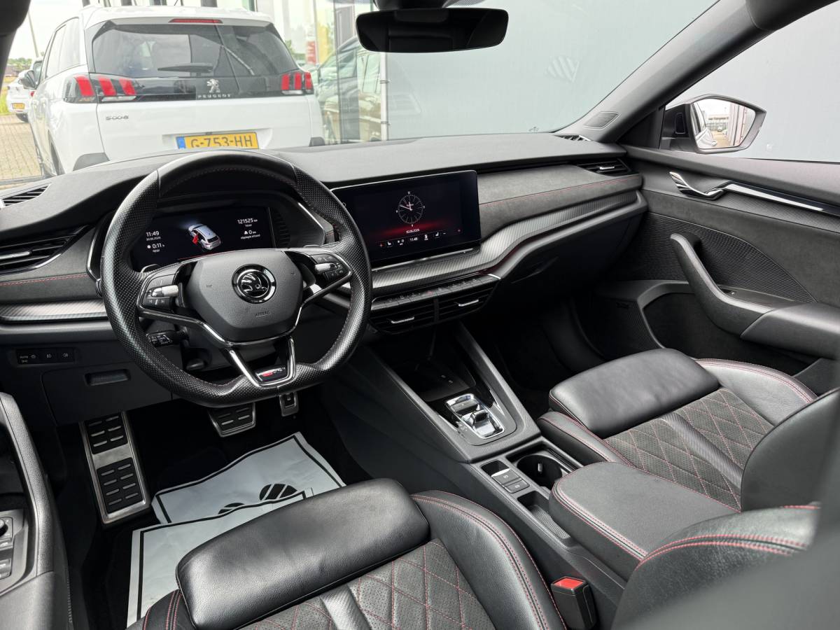 Škoda Octavia ŠKODA Octavia Combi BWJ 2023 1.4 TSI iV PHEV 225PK  Sportline Business FULL LED | HALF LEDER | ELEKTR. STOELEN | KEYLESS | ADAPTIVE CRUISE | STOELVERW. | ELEKTR. ACHTERKLEP | CARPLAY + ANDROID | NAVI | CLIMA | CRUISE | LMV | PDC