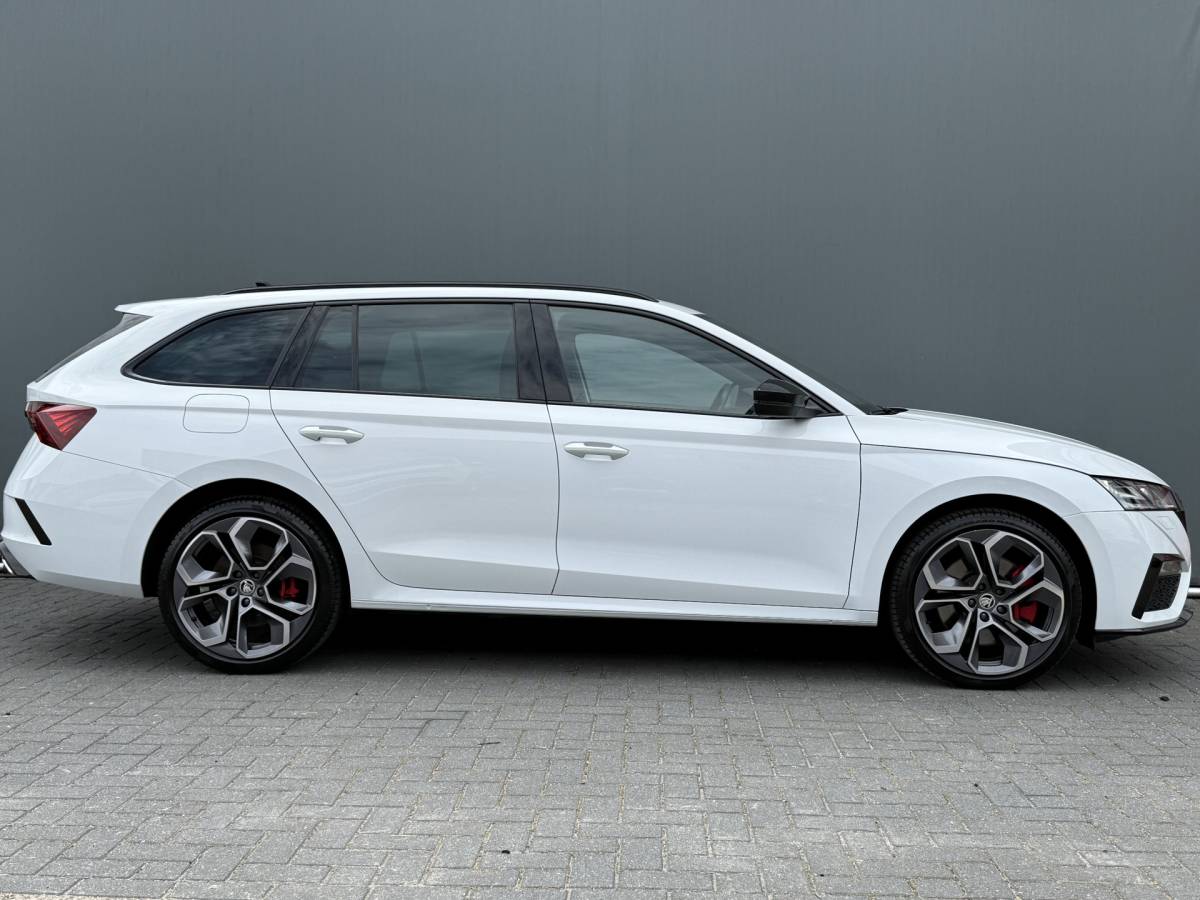 Škoda Octavia ŠKODA Octavia Combi BWJ 2023 1.4 TSI iV PHEV 225PK  Sportline Business FULL LED | HALF LEDER | ELEKTR. STOELEN | KEYLESS | ADAPTIVE CRUISE | STOELVERW. | ELEKTR. ACHTERKLEP | CARPLAY + ANDROID | NAVI | CLIMA | CRUISE | LMV | PDC