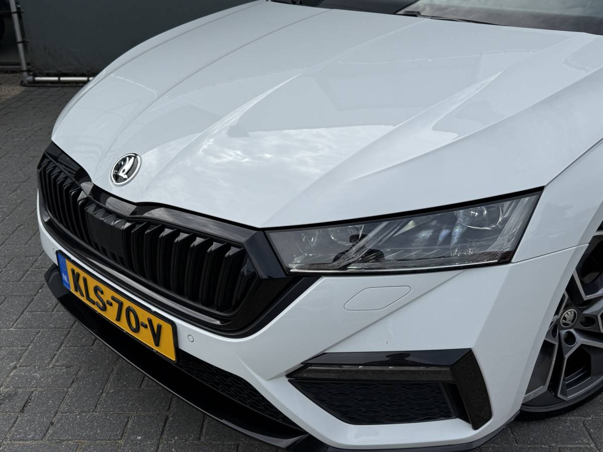 Škoda Octavia ŠKODA Octavia Combi BWJ 2023 1.4 TSI iV PHEV 225PK  Sportline Business FULL LED | HALF LEDER | ELEKTR. STOELEN | KEYLESS | ADAPTIVE CRUISE | STOELVERW. | ELEKTR. ACHTERKLEP | CARPLAY + ANDROID | NAVI | CLIMA | CRUISE | LMV | PDC