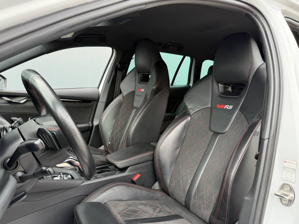 Škoda Octavia ŠKODA Octavia Combi BWJ 2023 1.4 TSI iV PHEV 225PK  Sportline Business FULL LED | HALF LEDER | ELEKTR. STOELEN | KEYLESS | ADAPTIVE CRUISE | STOELVERW. | ELEKTR. ACHTERKLEP | CARPLAY + ANDROID | NAVI | CLIMA | CRUISE | LMV | PDC