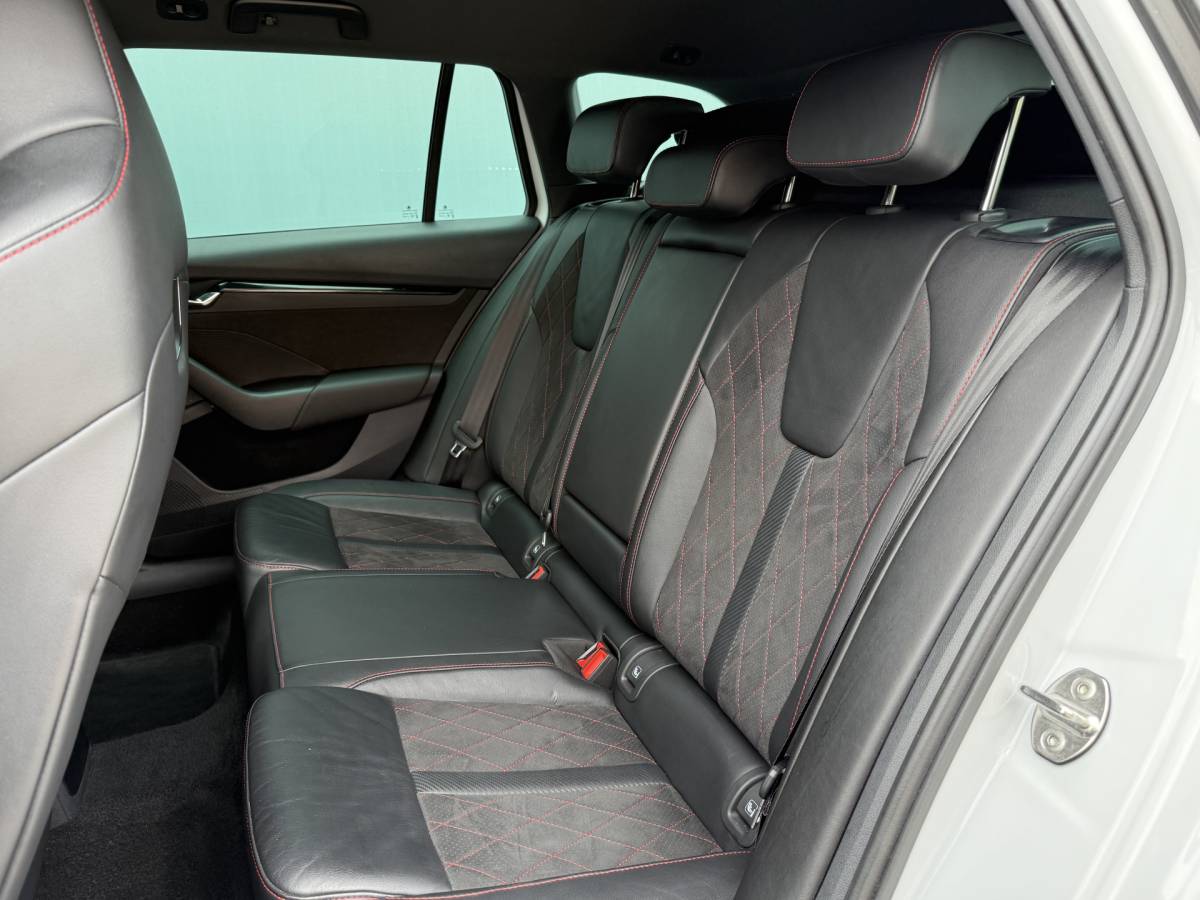 Škoda Octavia ŠKODA Octavia Combi BWJ 2023 1.4 TSI iV PHEV 225PK  Sportline Business FULL LED | HALF LEDER | ELEKTR. STOELEN | KEYLESS | ADAPTIVE CRUISE | STOELVERW. | ELEKTR. ACHTERKLEP | CARPLAY + ANDROID | NAVI | CLIMA | CRUISE | LMV | PDC