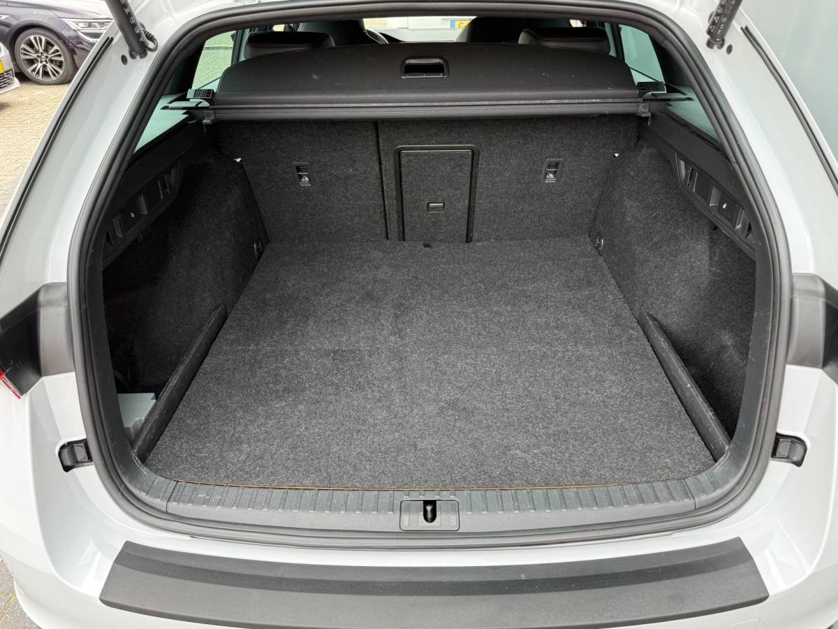Škoda Octavia ŠKODA Octavia Combi BWJ 2023 1.4 TSI iV PHEV 225PK  Sportline Business FULL LED | HALF LEDER | ELEKTR. STOELEN | KEYLESS | ADAPTIVE CRUISE | STOELVERW. | ELEKTR. ACHTERKLEP | CARPLAY + ANDROID | NAVI | CLIMA | CRUISE | LMV | PDC