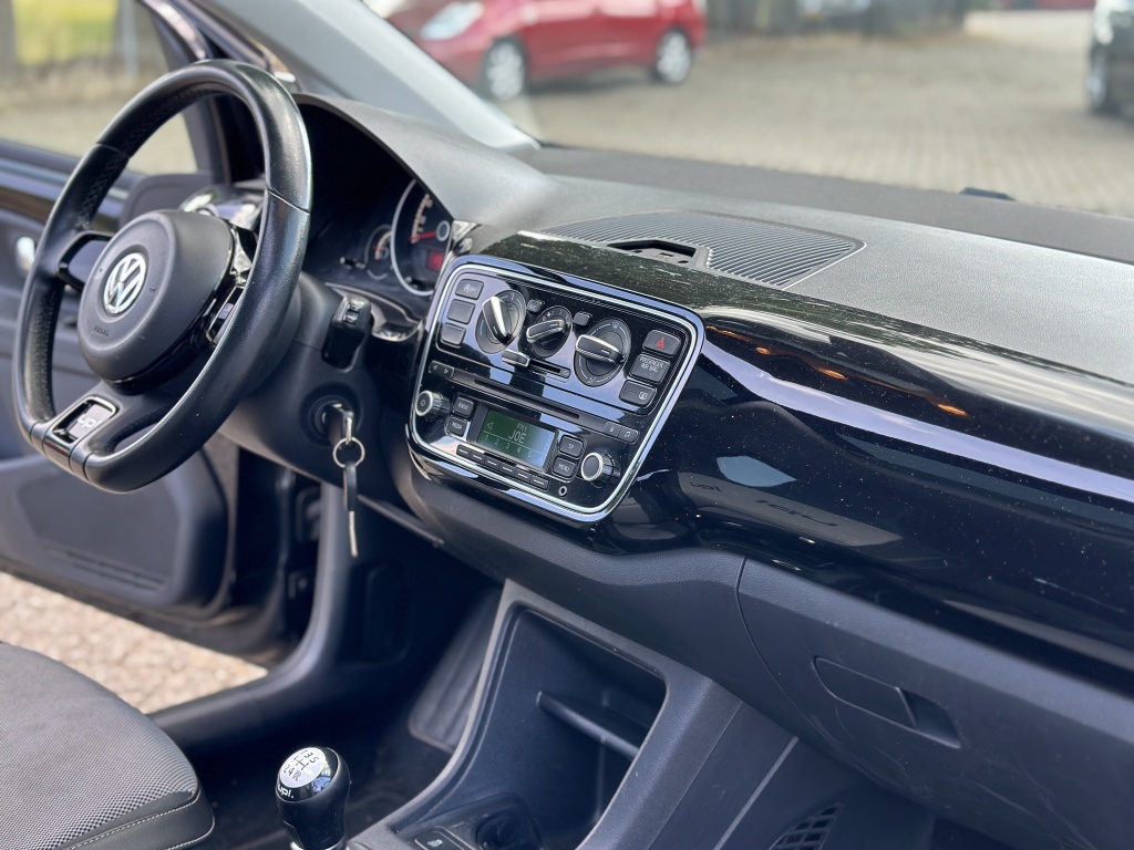 Volkswagen up! Volkswagen Up! 1.0 high up! BlueM. Panoramadak*5drs*Black Edition*PDC*Airco*Pri