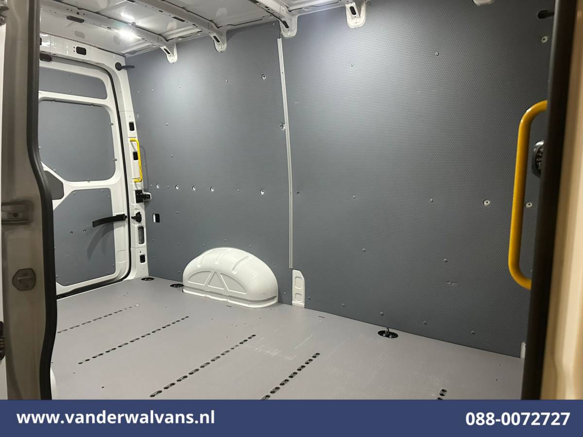 Volkswagen Crafter Volkswagen Crafter 2.0 TDI 141pk L3H3 L2H2 Euro6 Airco | Navigatie | Apple Carplay | Chauffeursstoel Android Auto, Standkachel, Parkeersensoren, 3000kg trekvermogen