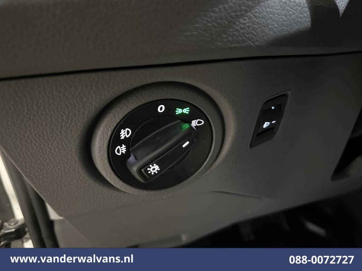 Volkswagen Crafter Volkswagen Crafter 2.0 TDI 141pk L3H3 L2H2 Euro6 Airco | Navigatie | Apple Carplay | Chauffeursstoel Android Auto, Standkachel, Parkeersensoren, 3000kg trekvermogen