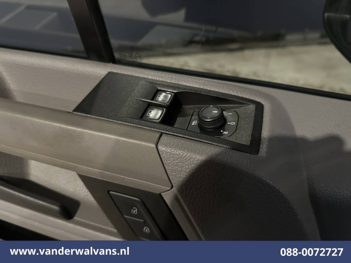 Volkswagen Crafter Volkswagen Crafter 2.0 TDI 141pk L3H3 L2H2 Euro6 Airco | Navigatie | Apple Carplay | Chauffeursstoel Android Auto, Standkachel, Parkeersensoren, 3000kg trekvermogen