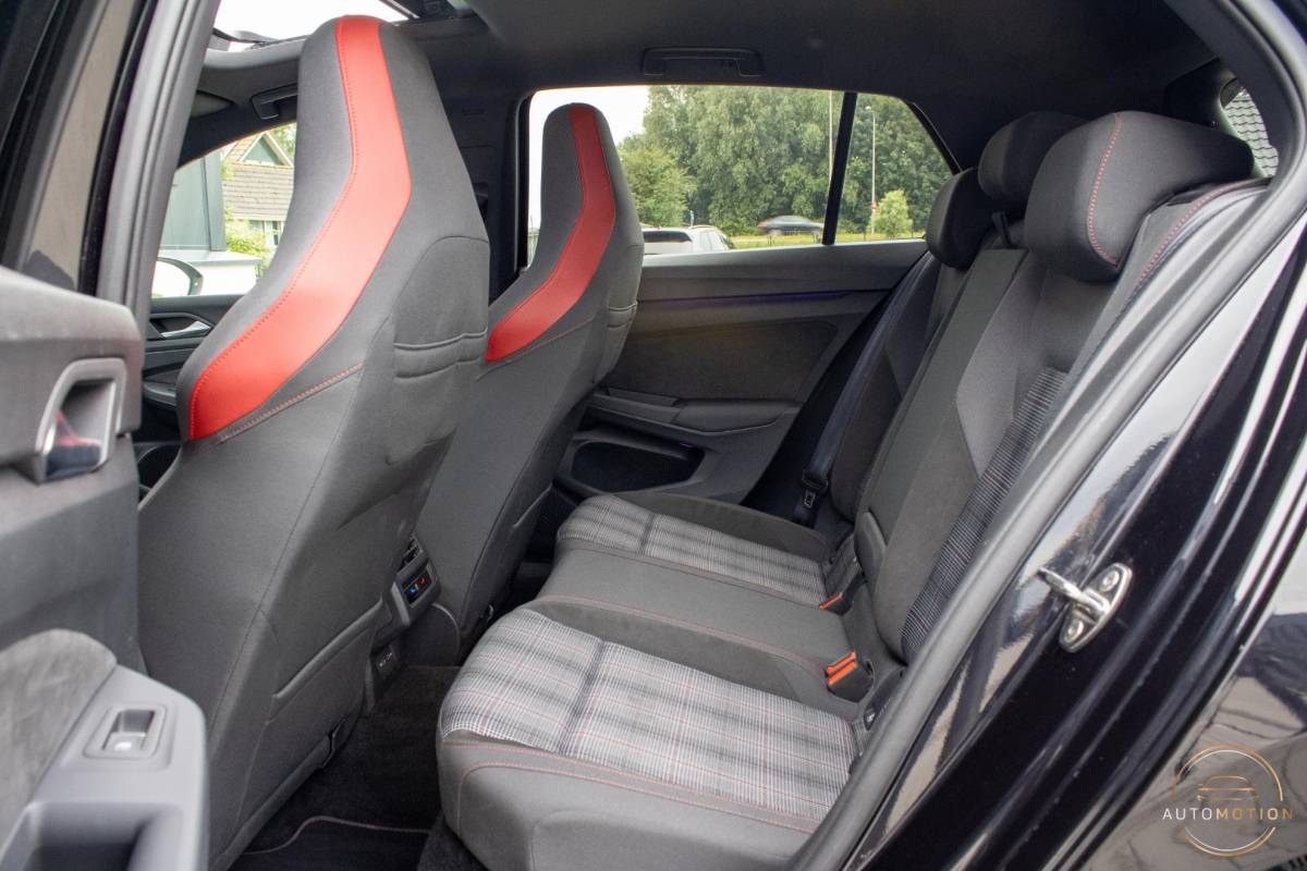 Volkswagen Golf Volkswagen Golf 2.0 TSI GTI PANO CAMERA MISTLAMPEN IQ STOELVERWARMING
