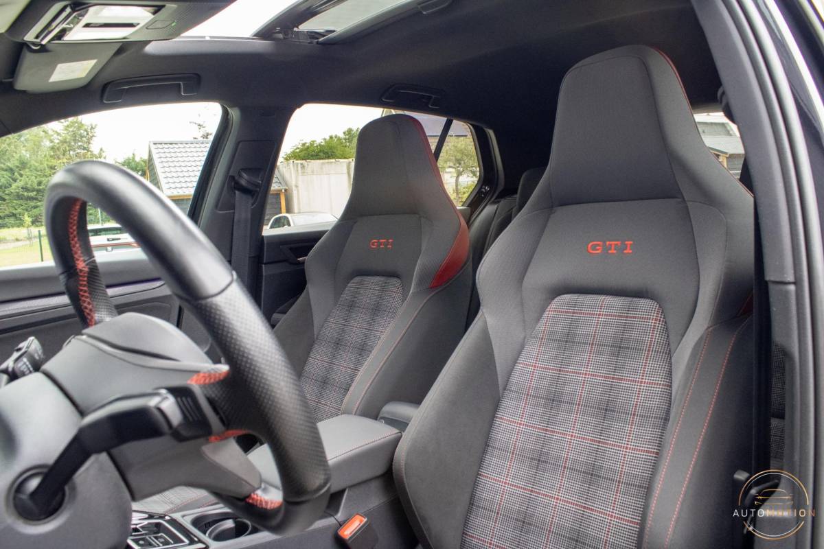 Volkswagen Golf Volkswagen Golf 2.0 TSI GTI PANO CAMERA MISTLAMPEN IQ STOELVERWARMING
