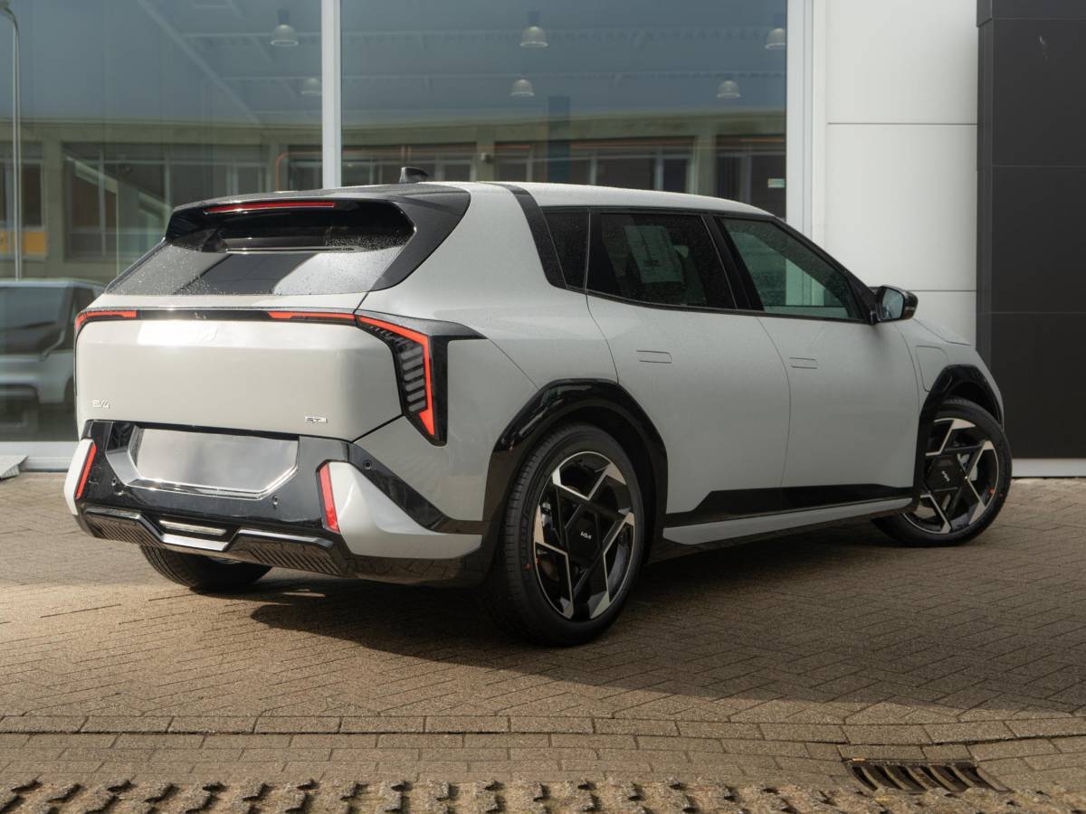 Kia EV4 Kia EV4 GT-PlusLine 81.4 kWh | In bestelling | Schuifkanteldak | Navi | Stoel en stuurverwarming |