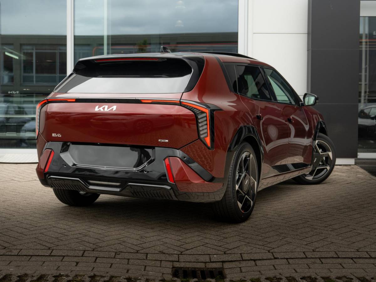 Kia EV4 Kia EV4 GT-PlusLine 81.4 kWh | In bestelling | Schuifkanteldak | Navi | Stoel en stuurverwarming |