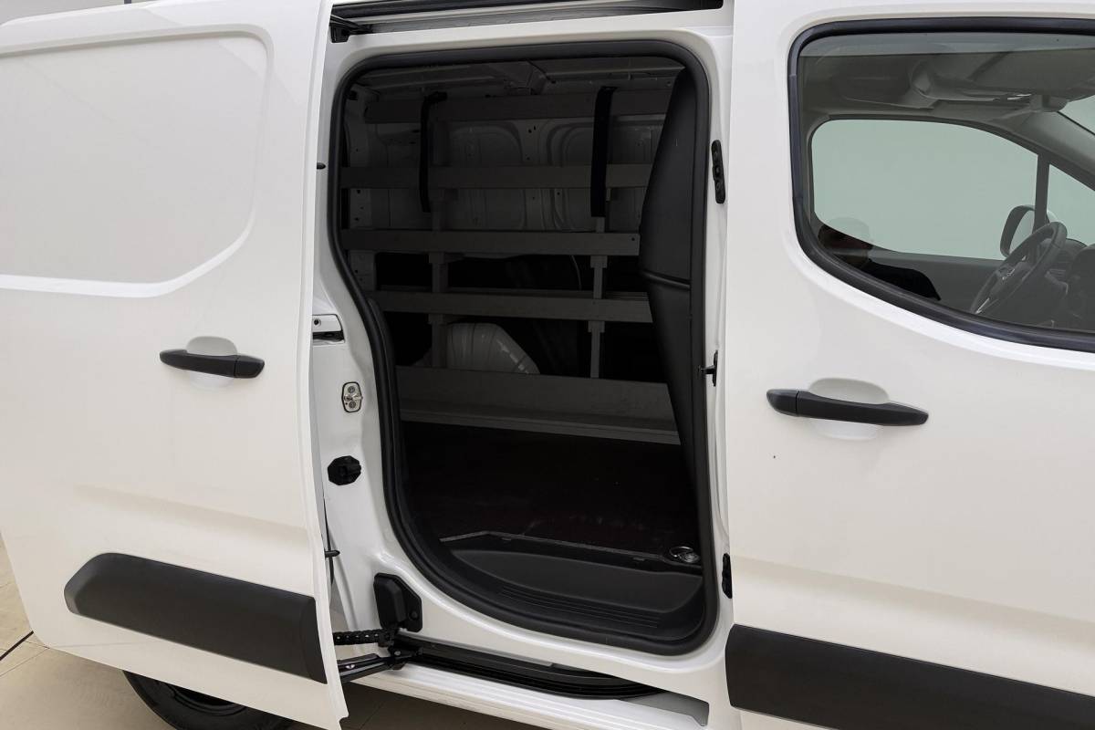 Opel Combo Opel Combo 1.6D L1H1 Edition 100pk | Navigatie | Cruise Control | Parkeersensoren Achter | Weinig Kilometers | Airco | Apple Carplay – Android Auto | Trekhaak