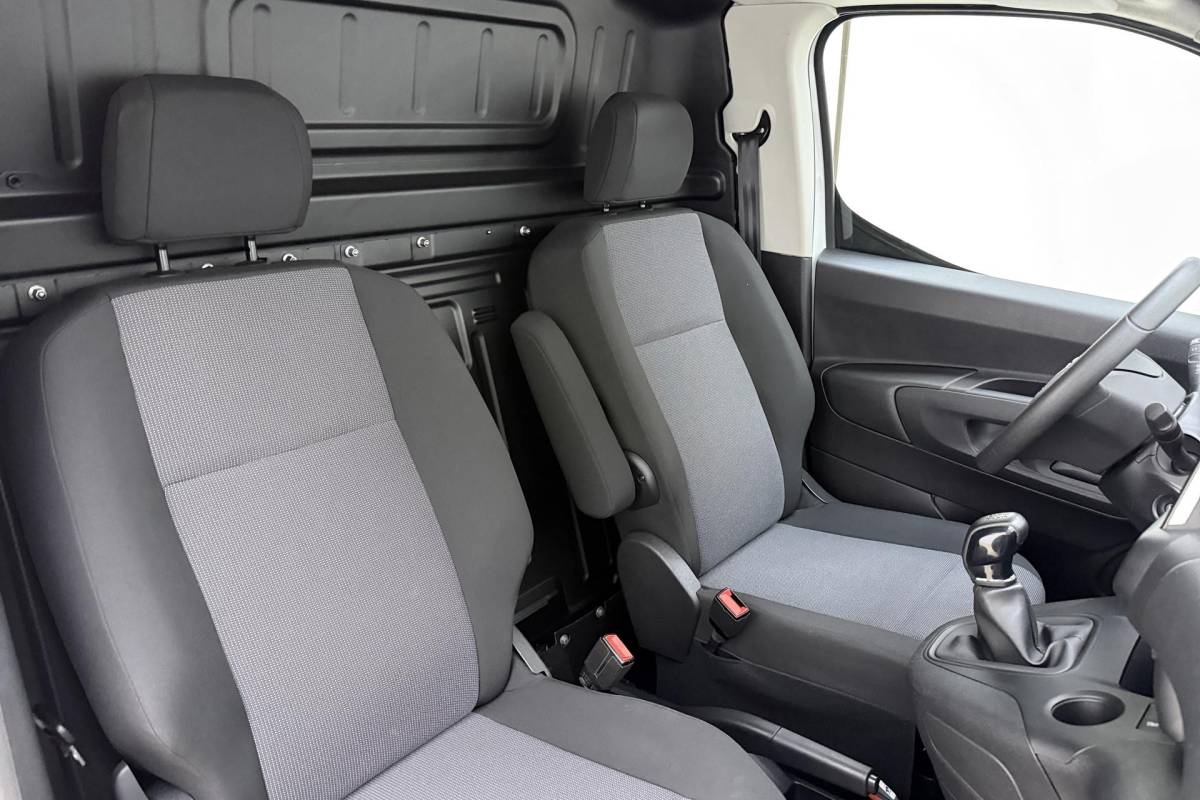 Opel Combo Opel Combo 1.6D L1H1 Edition 100pk | Navigatie | Cruise Control | Parkeersensoren Achter | Weinig Kilometers | Airco | Apple Carplay – Android Auto | Trekhaak
