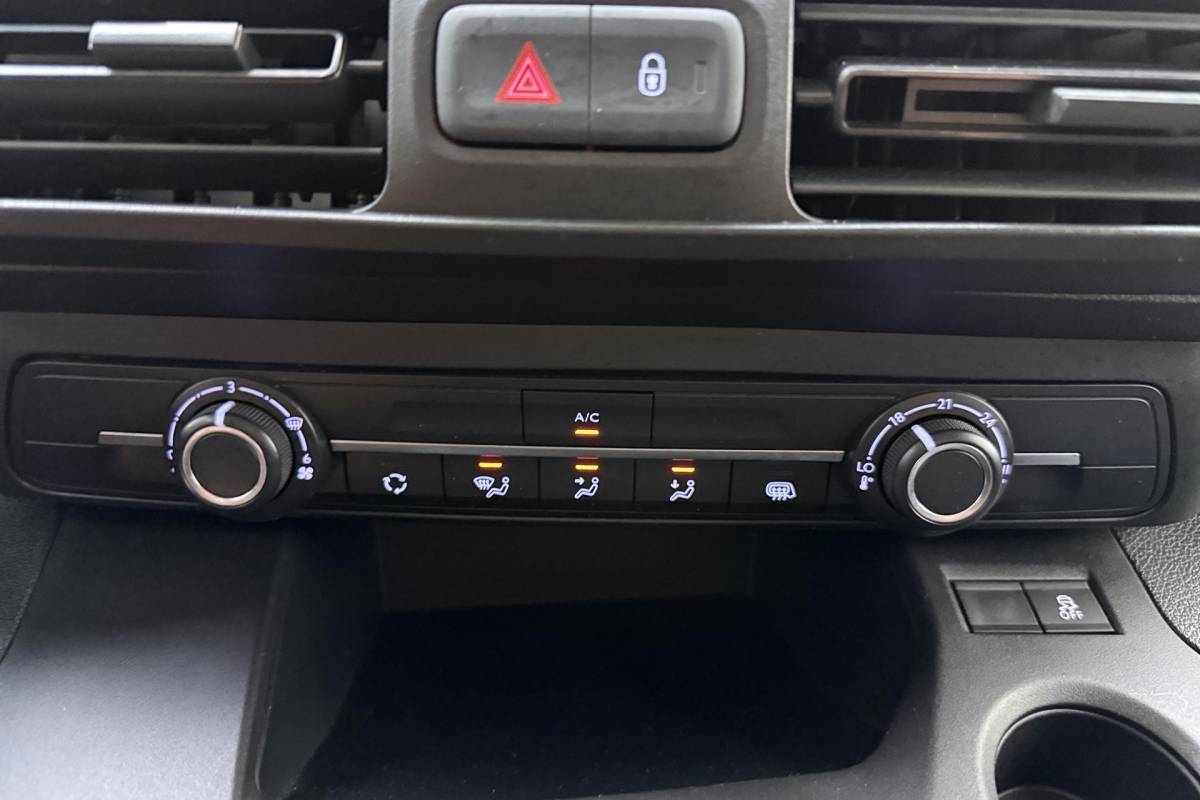 Opel Combo Opel Combo 1.6D L1H1 Edition 100pk | Navigatie | Cruise Control | Parkeersensoren Achter | Weinig Kilometers | Airco | Apple Carplay – Android Auto | Trekhaak