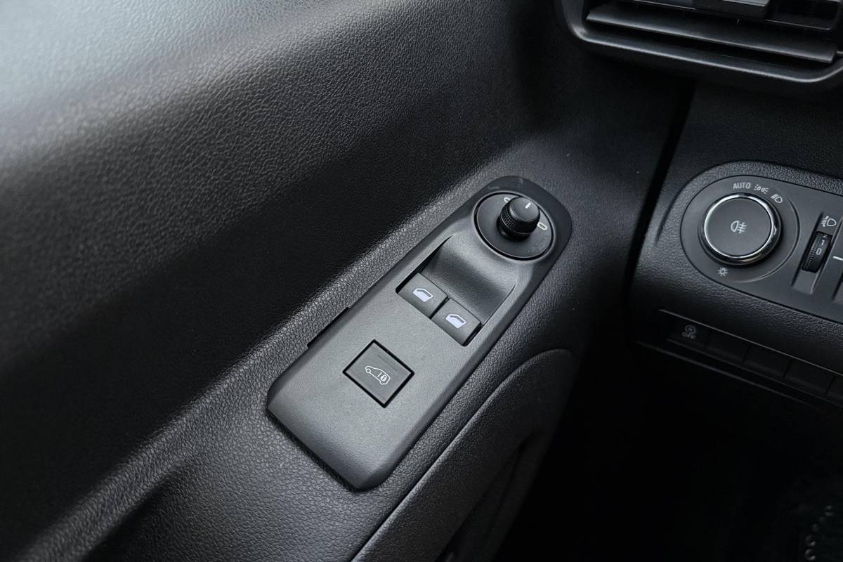 Opel Combo Opel Combo 1.6D L1H1 Edition 100pk | Navigatie | Cruise Control | Parkeersensoren Achter | Weinig Kilometers | Airco | Apple Carplay – Android Auto | Trekhaak