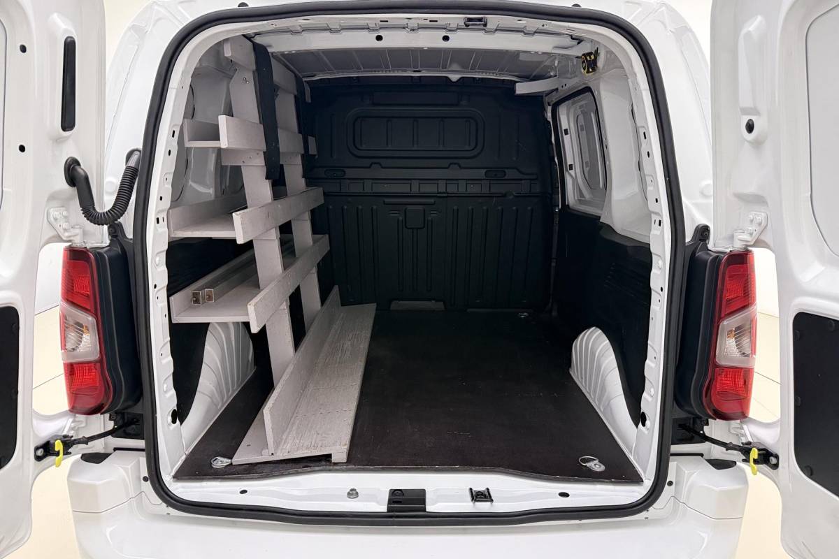 Opel Combo Opel Combo 1.6D L1H1 Edition 100pk | Navigatie | Cruise Control | Parkeersensoren Achter | Weinig Kilometers | Airco | Apple Carplay – Android Auto | Trekhaak