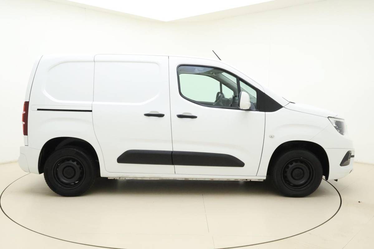 Opel Combo Opel Combo 1.6D L1H1 Edition 100pk | Navigatie | Cruise Control | Parkeersensoren Achter | Weinig Kilometers | Airco | Apple Carplay – Android Auto | Trekhaak