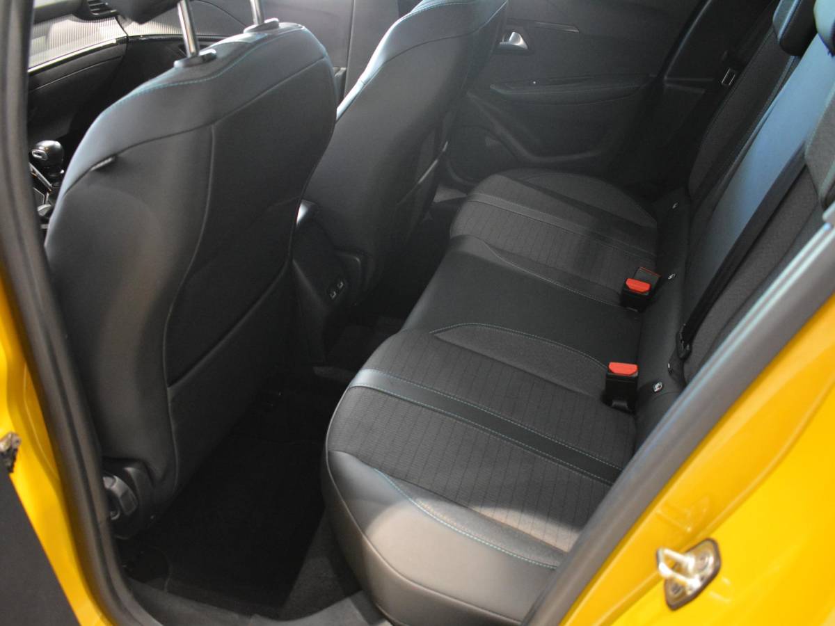 Peugeot 208 Peugeot 208 1.2 PureTech Allure Pack | 100pk | Navigatie | 3D i-Cockpit | Climate Control | Keyless Start & Entry |