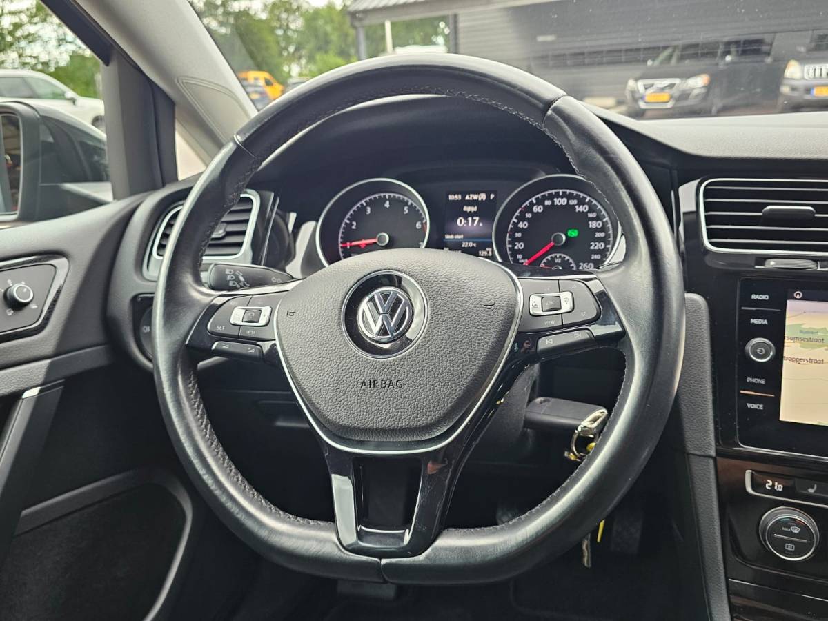 Volkswagen Golf Volkswagen Golf 1.5 TSI Highline Business R | Automaat | LED | Trekhaak | Navi | Stoelverwarming | All-seasons | PDC |