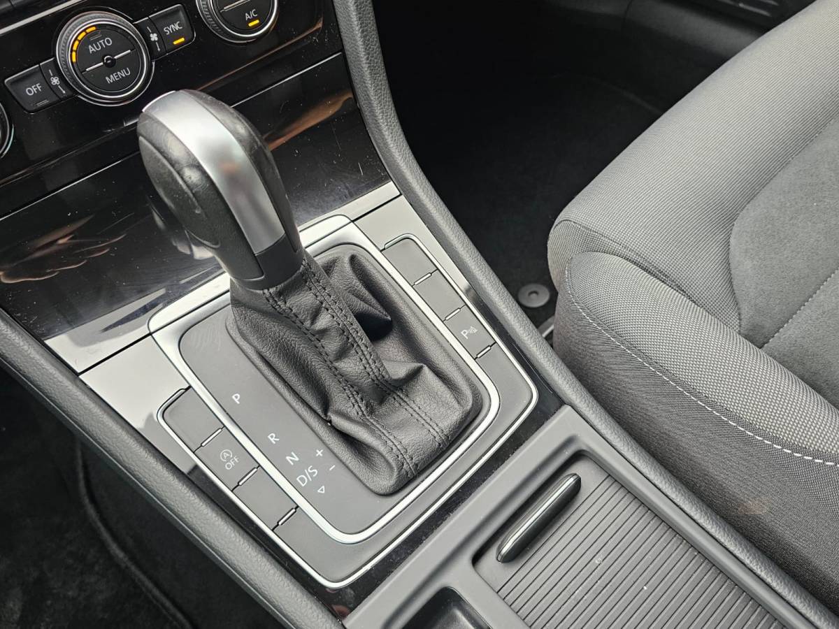 Volkswagen Golf Volkswagen Golf 1.5 TSI Highline Business R | Automaat | LED | Trekhaak | Navi | Stoelverwarming | All-seasons | PDC |