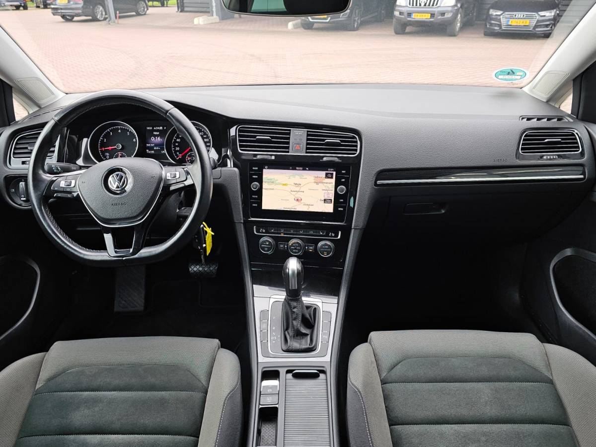 Volkswagen Golf Volkswagen Golf 1.5 TSI Highline Business R | Automaat | LED | Trekhaak | Navi | Stoelverwarming | All-seasons | PDC |