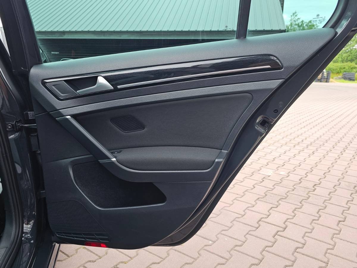 Volkswagen Golf Volkswagen Golf 1.5 TSI Highline Business R | Automaat | LED | Trekhaak | Navi | Stoelverwarming | All-seasons | PDC |
