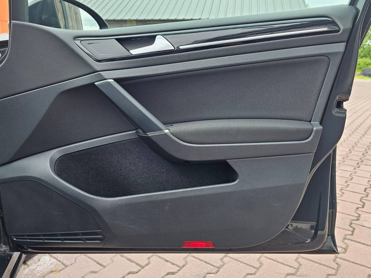 Volkswagen Golf Volkswagen Golf 1.5 TSI Highline Business R | Automaat | LED | Trekhaak | Navi | Stoelverwarming | All-seasons | PDC |